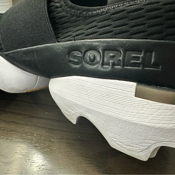 Sorel kinetic strap sneaker EUC - Picture 3 of 5